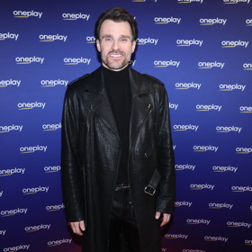 Leoš Mareš oblékl dlouhý černý kožený kabát, pod něj pouze minimalistický pánský základ s koženými kalhotami. 