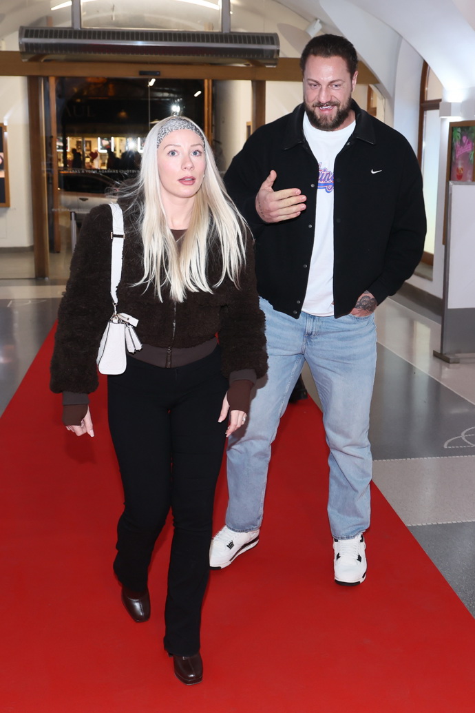 FOTO: Jakub Enžl dorazil s manželkou. – stránka 13