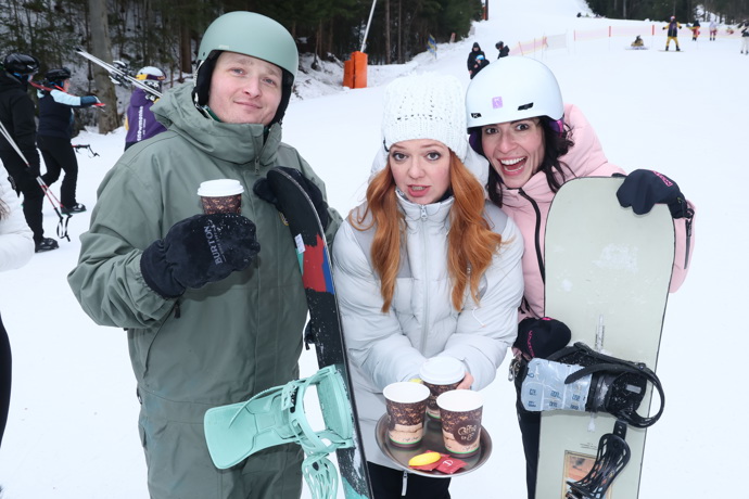 FOTO: Na svahu nechybělo občerstvení. – stránka 8