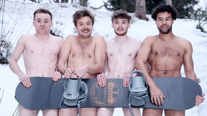 FOTO: Muzikáloví hrdinové Rendy a Jáchym se dokonce odvážně vysvlékli a zapózovali pouze se snowboardem.