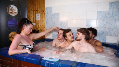 FOTO: Vanda Károlyi měla ve vířivce chlapce jenom pro sebe.