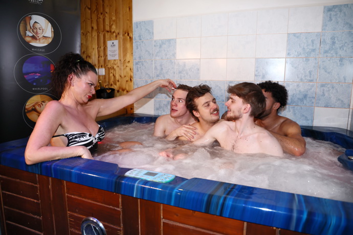 FOTO: Vanda Károlyi měla ve vířivce chlapce jenom pro sebe. – stránka 5