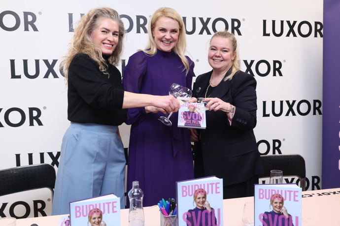 FOTO: Modelka Pavlína Pořížková na křtu knihy Lenky Koenigsmark. – stránka 5