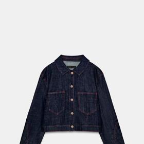 Pro ženy 20+ je ideální vsadit na výrazné kousky a nebát se módního experimentu. Vybrali jsme pro vás následující outfit složený z džínové bundy, kardiganu a džín. Bunda s kontrastním prošitím, výšivkou srdce vzadu a ramenními vycpávkami, Zara, 1299 Kč