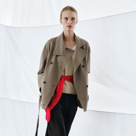 Stačí jeden barevný akcent a i ten nejobyčejnější outfit rázem prokoukne. Přidat pak můžete i ladící boty nebo třeba kabelku.