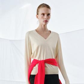 Nejjednodušším a zároveň jedním z nejzajímavějších stylingových triků je nosit svetr uvázaný kolem pasu.