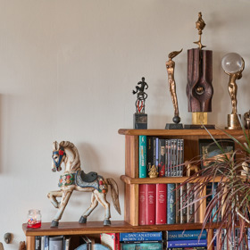 Knihovna s díly klasiků, cenami režiséra Juraje Herze a koníkem z kokosového dřeva