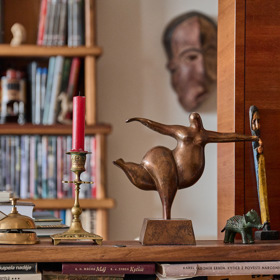 Tančící paní je dárek od kamaráda, se který si dávají legrácky.