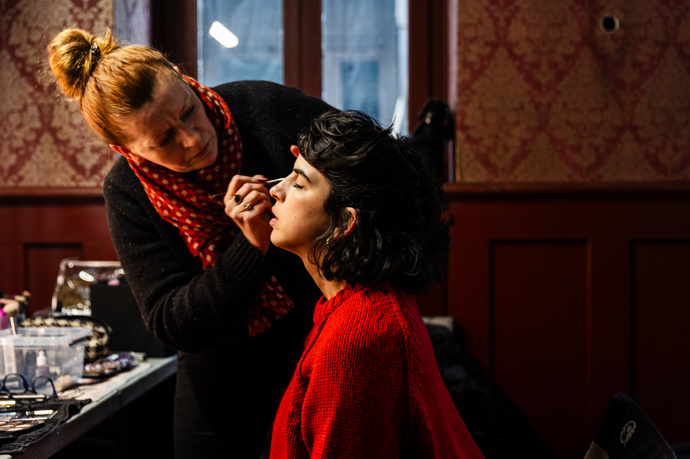 FOTO: Antonie Formanová v maskérně. – stránka 465