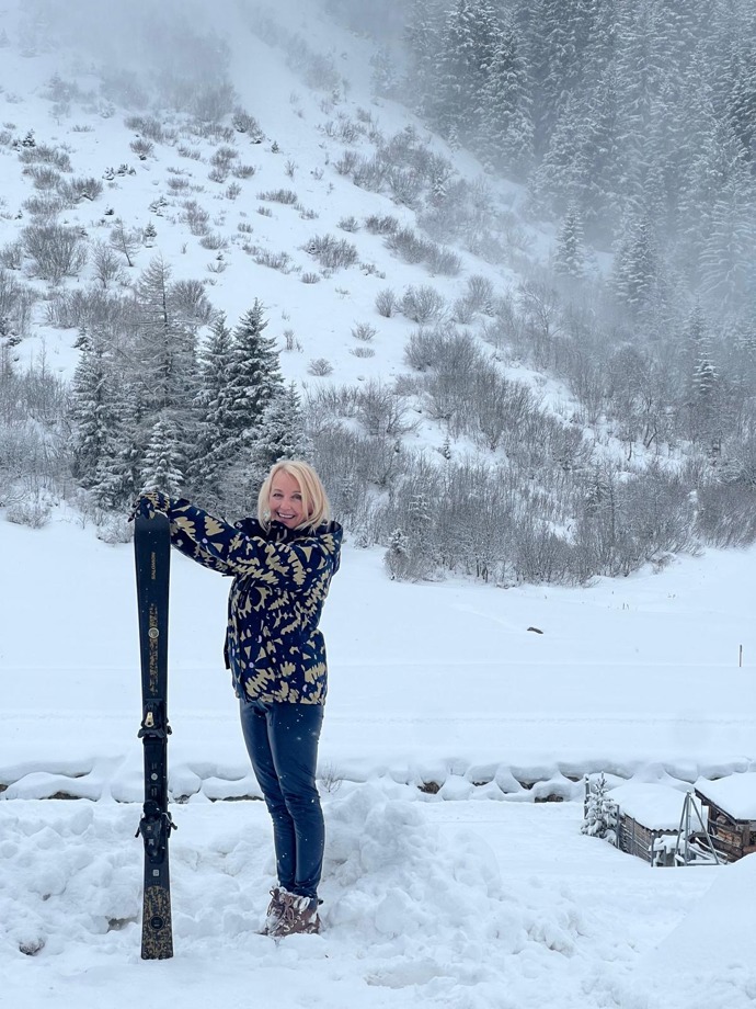 FOTO: Herečka Veronika Žilková  po úrazu znovu stojí na lyžích. – stránka 12