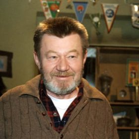 Václav Sloup byl hercem vedlejších rolí a vidět jste ho mohli i v seriálu TV Nova Hospoda (snímek ze seriálu, rok 1996).