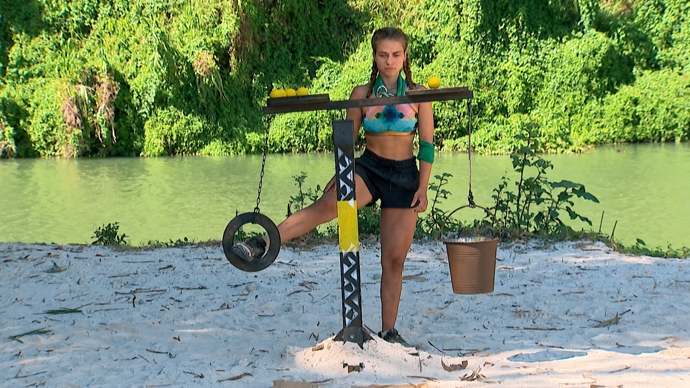 FOTO: Johana Nováčková během souboje o individuální imunitu. – stránka 16