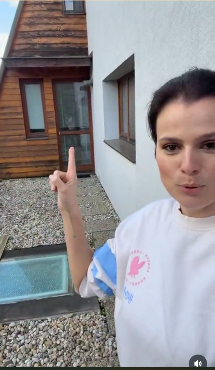 FOTO: Ornella Koktová u nového domu. – stránka 4