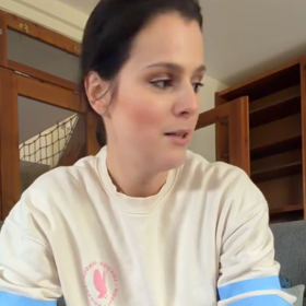 Rozzuření fanoušci v komentářích Ornellino chování bez milosti odsuzují.