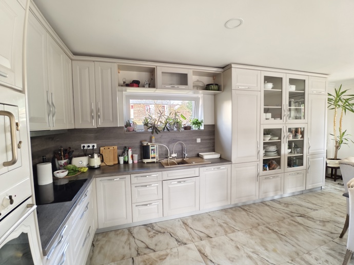 FOTO: Hana Kynychová ukázala prostornou kuchyň. – stránka 26