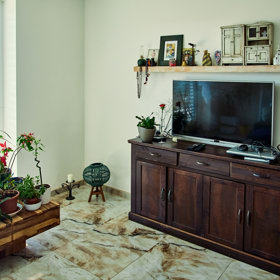 Hanka Kynychová je velkou milovnicí květin. V obýváku jich má hned několik.