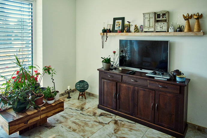 FOTO: Hanka Kynychová je velkou milovnicí květin. V obýváku jich má hned několik. – stránka 20