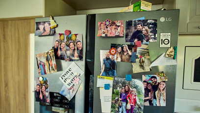 FOTO: Na lednici má hned několik fotografií.