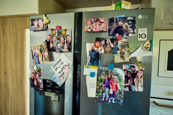 FOTO: Na lednici má hned několik fotografií. – stránka 19