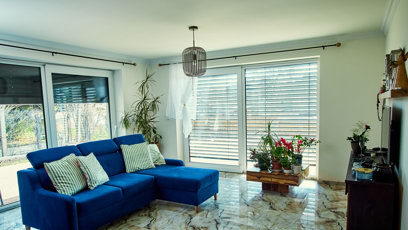 FOTO: Dominantou obýváku je výrazná modrá sedačka.