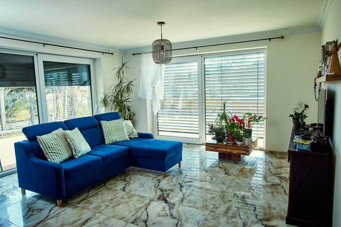 FOTO: Dominantou obýváku je výrazná modrá sedačka. – stránka 17