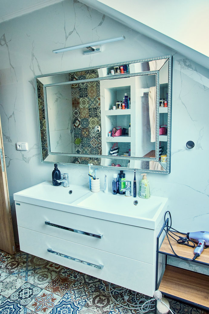 FOTO: V koupelně má vše své místo. – stránka 8