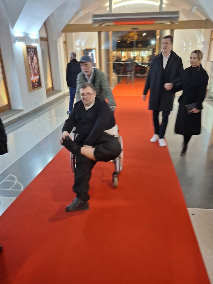 FOTO: Jindřich Forejt přijíždí na premiéru filmu Livia. – stránka 6