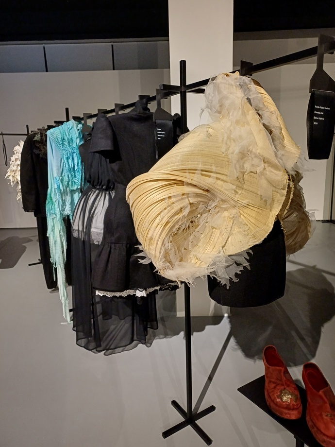 FOTO: Výstava Projekt: Dress Code v Domě umění v Ústí nad Labem. – stránka 1