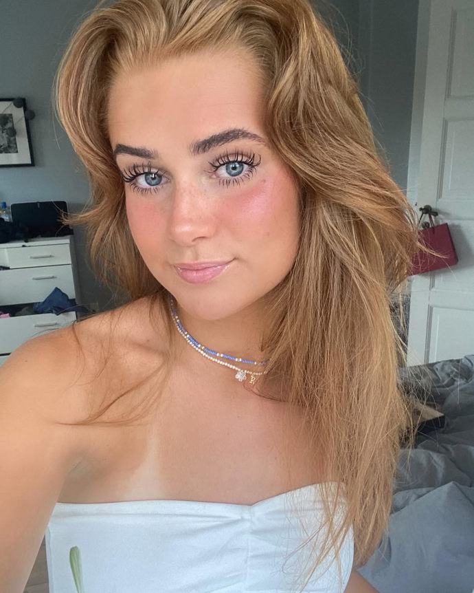 FOTO: Dvacetiletá Laura Rhod Søndergaard věrně doprovází dánský útočný talent Rasmuse Højlunda. – stránka 8