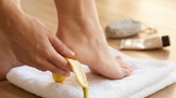 Vyhodila jsem pemzu i drahé krémy: Tento trik s banánovou slupkou vrátí vašim nohám po padesátce hedvábnou jemnost
