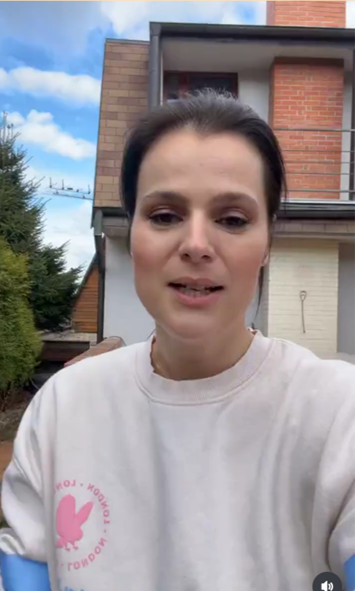 FOTO: Ornella Koktová ve svém živáku. – stránka 16