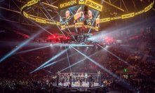 Tipnete si, kdo zvedne v zápasnickém ringu ve tvaru osmi hranu ruce vítězně nad hlavu?