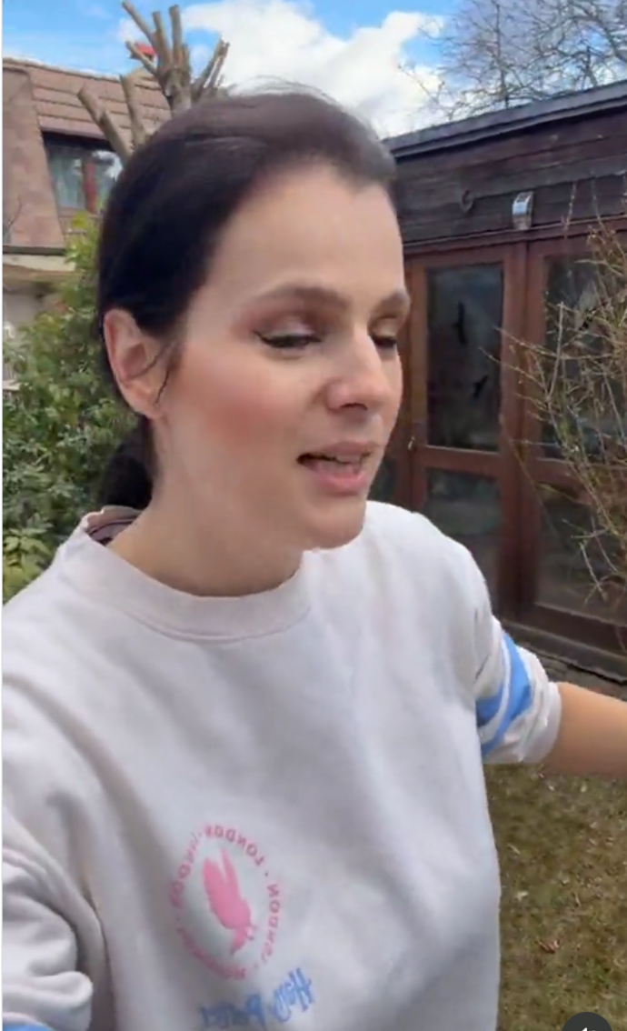 FOTO: Ornella Koktová na zahradě. – stránka 14