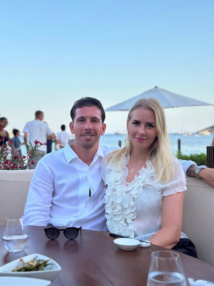 FOTO: Okouzlující manželka otevřeně přiznává, že úspěšná fotbalová kariéra je z velké části náročná týmová práce obou partnerů. – stránka 5