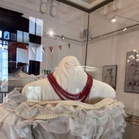 Každé šaty vynikají působivými detaily a ručním provedením. 