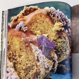 Povrch beránka je zdobený jedlými květy. 