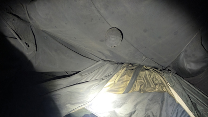 FOTO: Matka žila s dvěma malými dětmi v otřesných podmínkách u letiště Kbely.