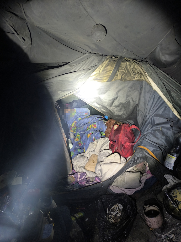 FOTO: Matka žila s dvěma malými dětmi v otřesných podmínkách u letiště Kbely. – stránka 2