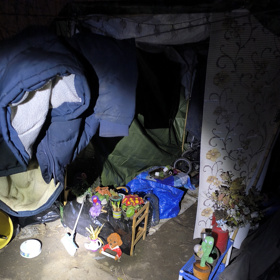 Ve stanu žila matka s dvěma dětmi a muž.