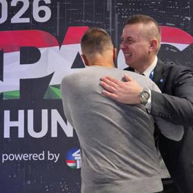 Jindřich Rajchl nosí luxusní hodinky švýcarské značky.