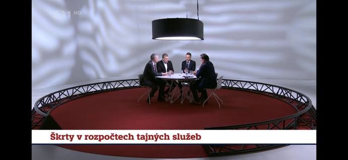 FOTO: Politici v  předělaném studiu.