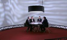 Politici v  předělaném studiu.