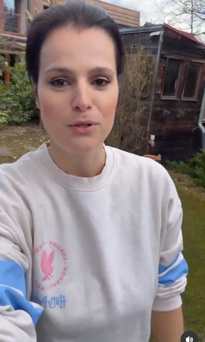 FOTO: Ornella Koktová na zahradě. – stránka 12