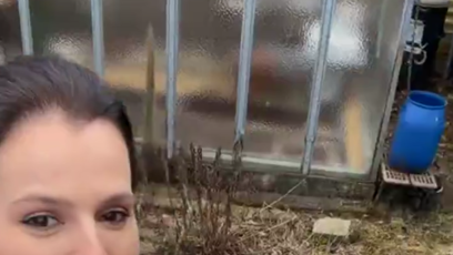 FOTO: Ornella Koktová ukazuje skleník.