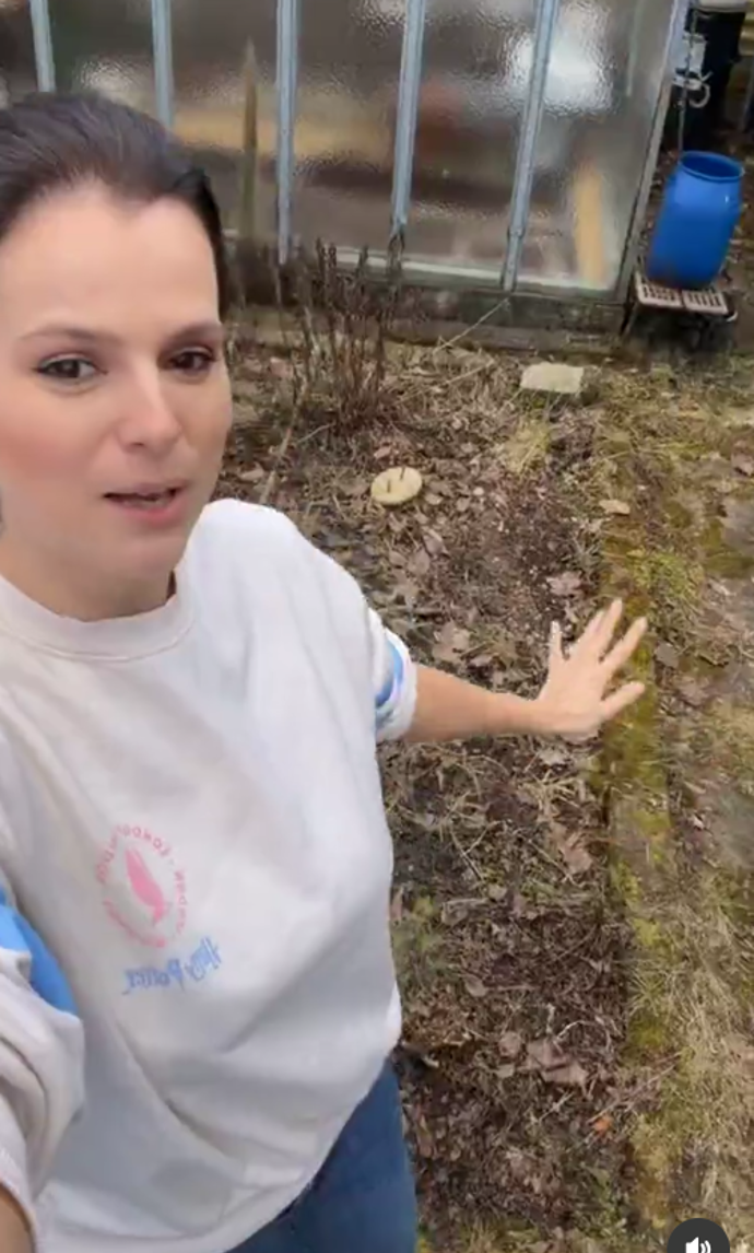 FOTO: Ornella Koktová ukazuje skleník. – stránka 11