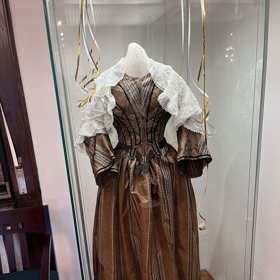 Městské muzeum Ústí nad Orlicí vystavuje plesové šaty, některé jsou až z 19. století. 