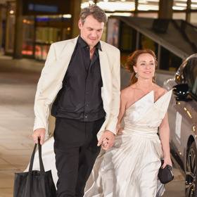 Po skončení přímého přenosu se herečka přezula do pohodlných tenisek. 