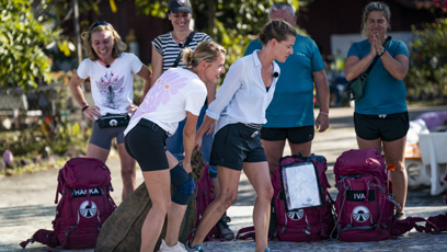 FOTO: Sandra a Viola Černodrinské musely tahat těžký pytel s uhlím.