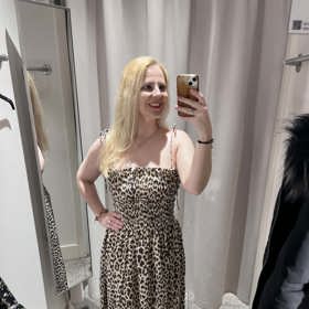 Narazit ale můžete i na kousky s leopardím vzorem, který se oblibě těší už několik sezon a nikam nemizí ani letos. Tyto šaty s pružnou vrchní částí, o kterou se postaralo žabičkování, pořídíte v H&M za 739 Kč.