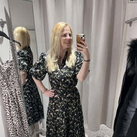 Stejná cena, stejný obchod, ale jiný model. Nadčasové, univerzálně lichotivé, a přesto velmi šik. Takové jsou košilové šaty s nesmrtelným květinovým potiskem, který letos najdete i v takovýchto tmavších provedeních.